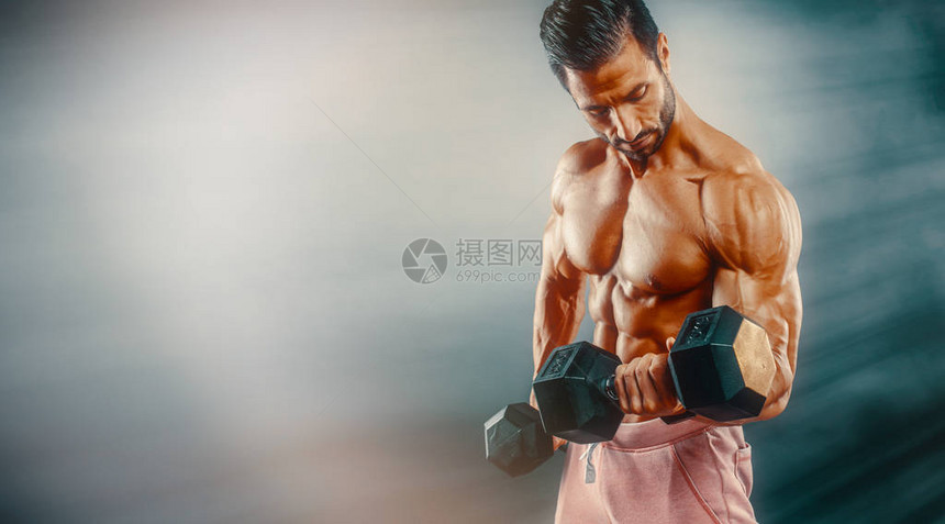 肌肉力强体重强力的男子运动身体锻炼者图片