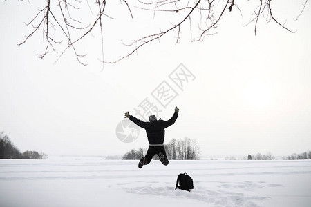 一个人在散步冬天风景冬季图片