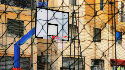 市中心街头篮球场的记分牌图片