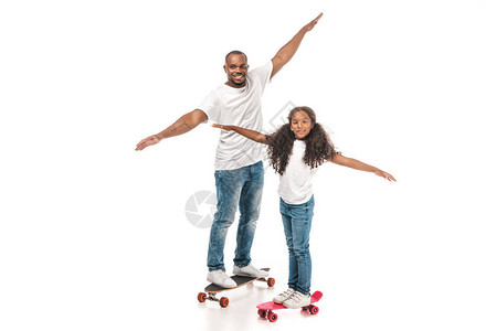 美国快乐的非洲父亲和女儿平衡在长板上图片