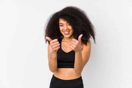 年轻的非洲裔美国运动型女竖起大拇指图片