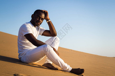 沙漠中的非洲人图片