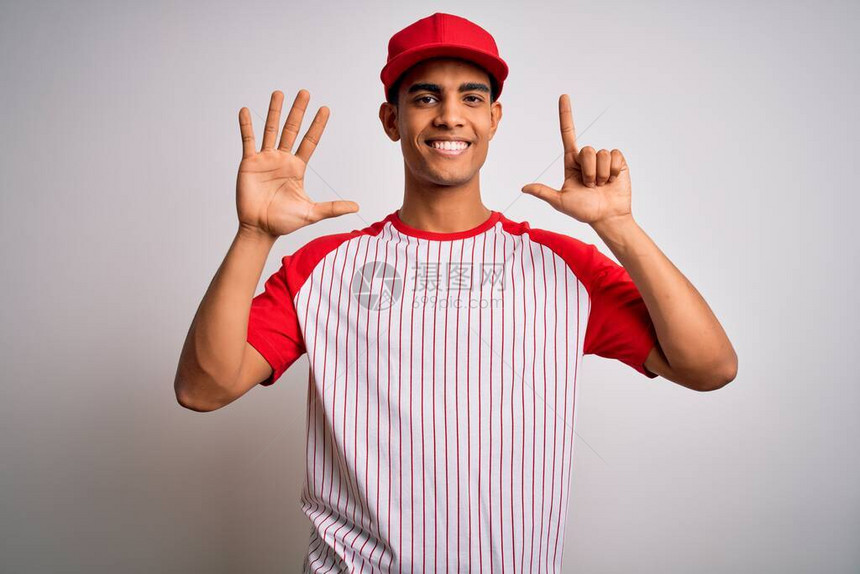 身穿棒球T恤和帽子的年轻英俊的非裔美国运动员展示并用七指着上面图片
