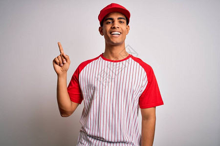 年轻英俊的非裔美国运动员穿着棒球T恤和帽子图片