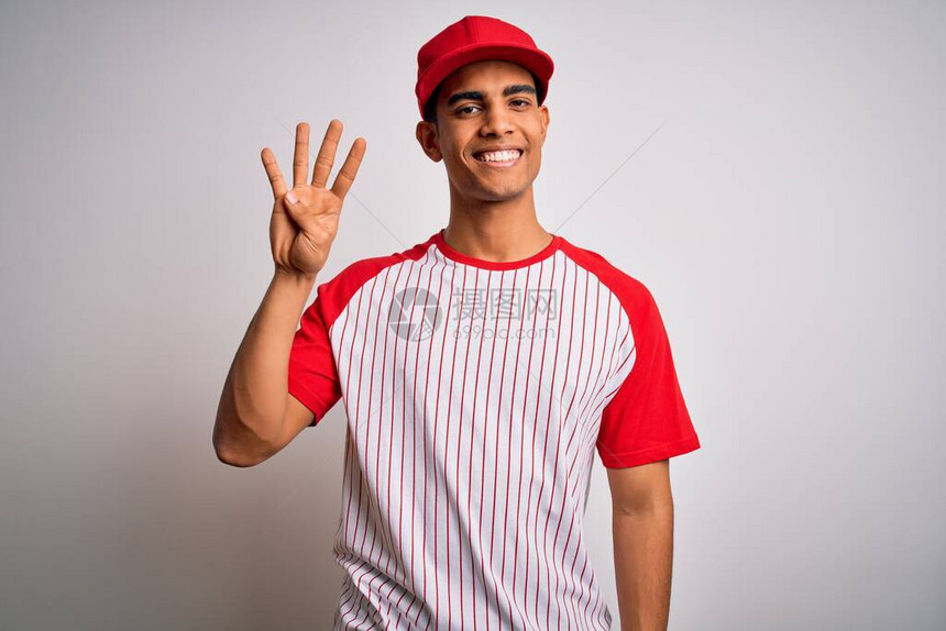身穿棒球T恤和帽子的年轻英俊的非裔美国运动员展示并举起第四指头图片