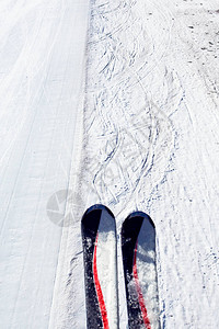 在斜坡上滑雪滑雪者在滑雪缆车上滑雪阳图片