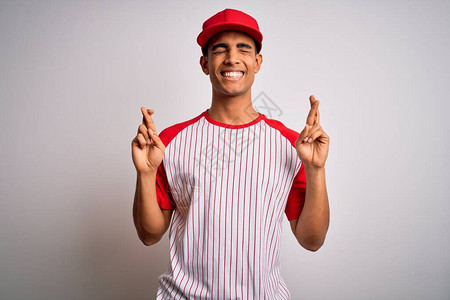年轻英俊的非洲裔美国运动员穿着条纹棒球T恤和帽子图片