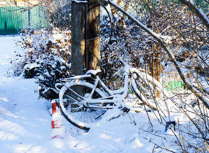 在街上骑自行车上面满是雪背景图片