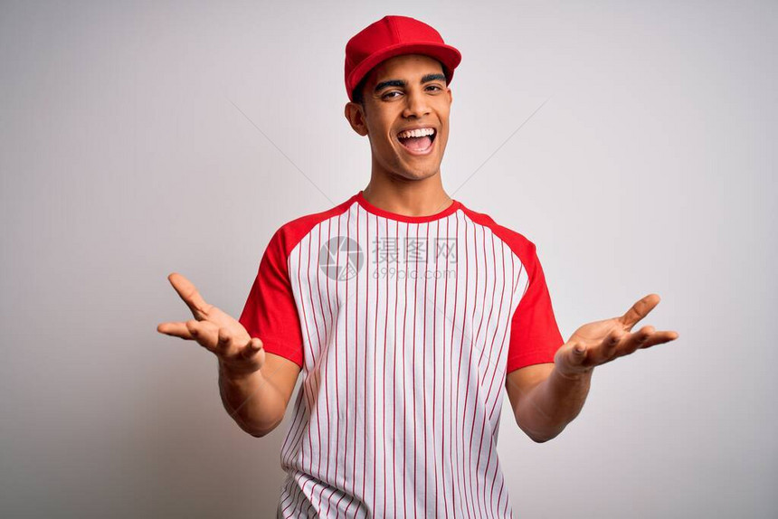 身着棒球T恤和帽子的年轻英俊的非裔美国运动员微笑着高兴地伸出手来给予帮助和接受图片