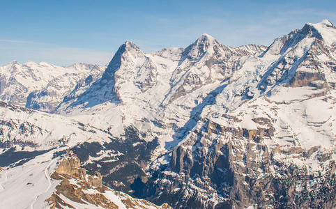 瑞士的雪峰山脉在瑞士穆伦市Jungfr图片