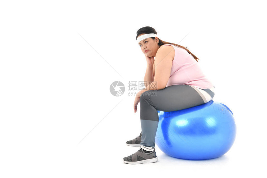 坐在体操舞会上的超重亚裔女在白种背景的图片