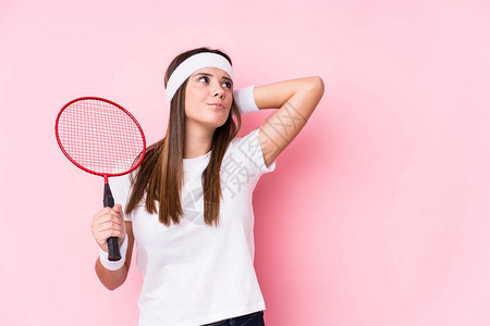 玩羽毛球的黑人年轻女孤立地触摸着头部思图片