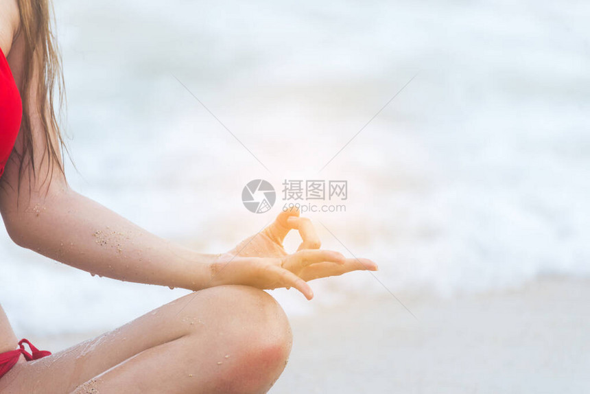瑜伽健身生活方式上海滩健康女人放松做冥想瑜伽打坐户外与禅宗坐姿启蒙健身年轻幸福图片