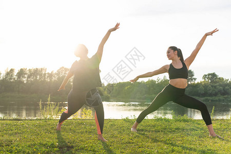 和谐与健康生活方式概念运动服体操室外瑜伽的图片