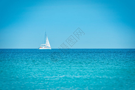 蓝色海面上的白色游艇碧水蓝天图片