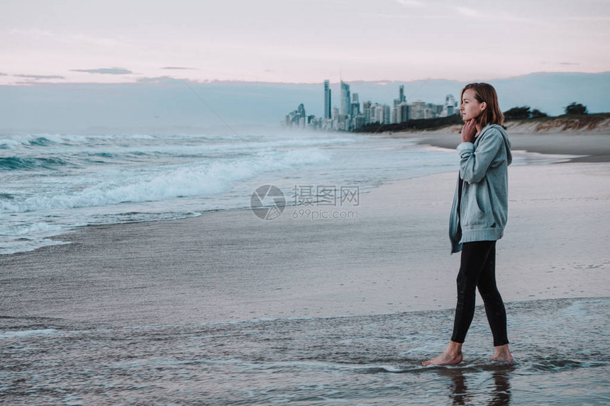 穿着运动服的年轻快乐女在日出时在澳洲图片