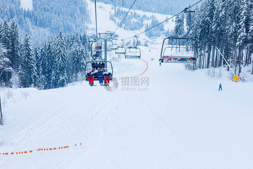 在滑雪度假胜地的滑雪图片