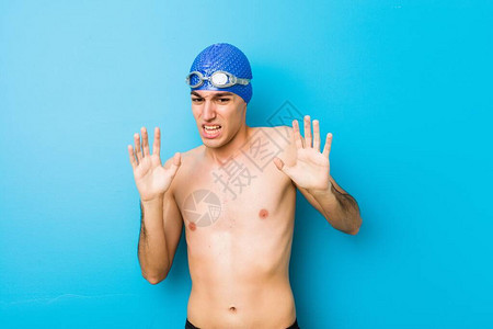 年轻游泳男子拒绝有人表现出厌恶的姿态图片