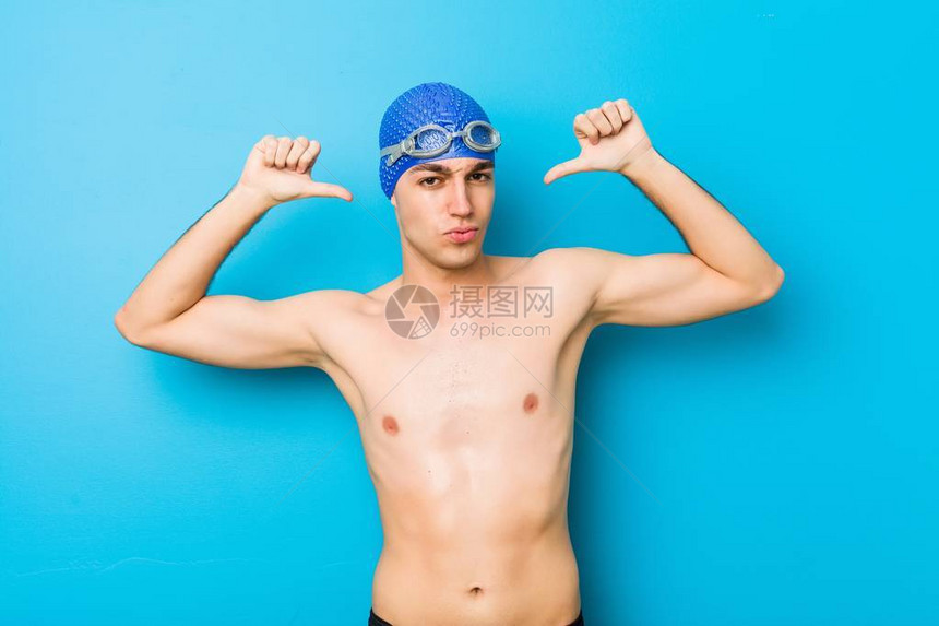 游泳的年轻男子感到自豪和自信可以效仿图片