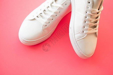 粉红色背景中时尚的白色时尚运动鞋图片