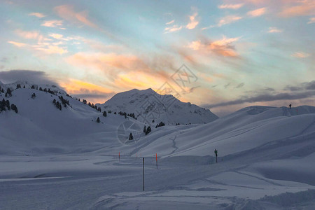 奥地利雪中的霍克坦山口图片