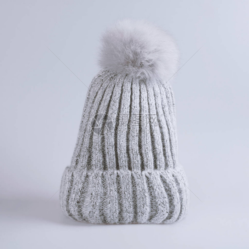 灰色背景上的冬季灰色帽子图片