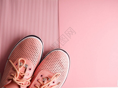 时尚的夏季粉红色跑鞋图片