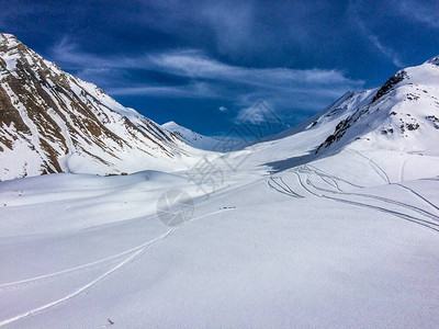 雪地毯中的高加索山脉美丽图片