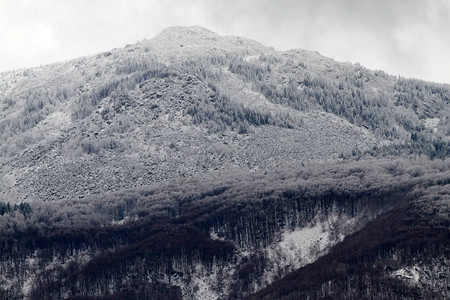 雪上山峰灰色天气不图片