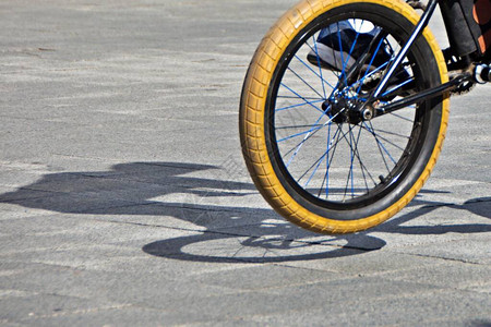 黄色自行车轮正在用摩托车图片