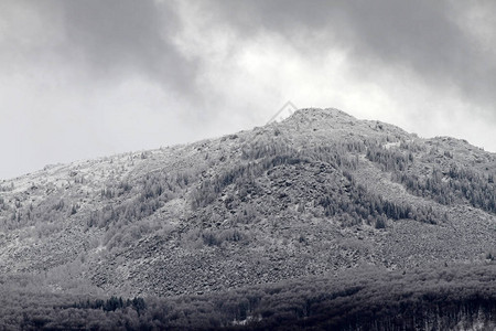 雪上山峰灰色天气不图片