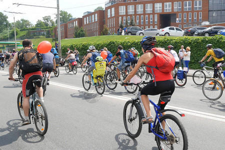 自行车赛轮在循环公路赛上全速骑着自行图片