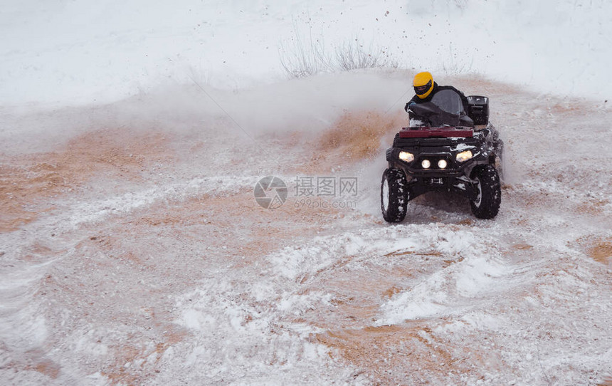 一名骑着ATV的摩托车手在冬季森图片
