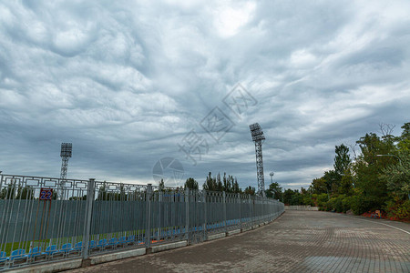 环绕体育场运行的轨道在阴云图片