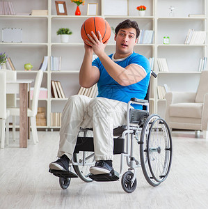 年轻篮球运动员坐在轮椅上图片
