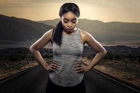 运动的黑人非裔美国女跑步者或慢跑者在日落时休息图片