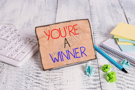 概念手写显示你是赢家概念意思是赢得第一名或竞赛冠军在电脑键盘和床单图片