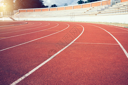 体育场内的红色跑道线背景图片