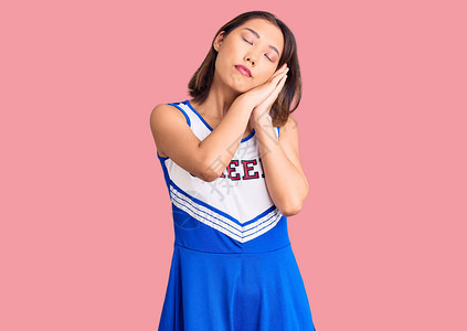 电影版哆啦梦身穿啦队员制服的年轻女孩沉睡于疲倦的梦中背景