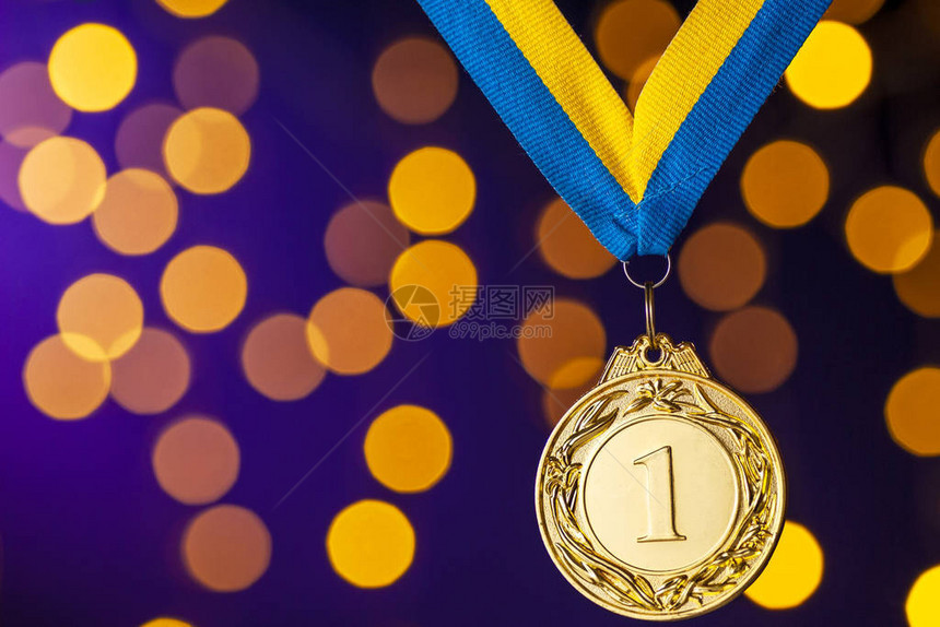 金冠军或优胜者奖章悬在紫色背景的彩带上配着庆祝胜利的图片