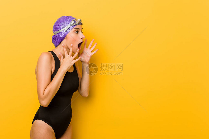 年轻游泳的caucasians女人大声叫喊图片