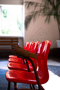 红色的塑料椅子排成一图片