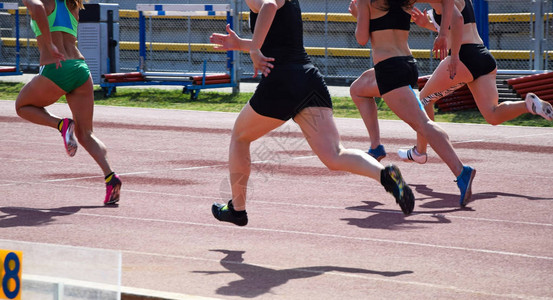 跑步比赛中的女背景图片