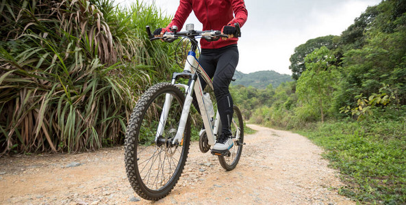 骑自行车的女骑手在山间的自然小图片