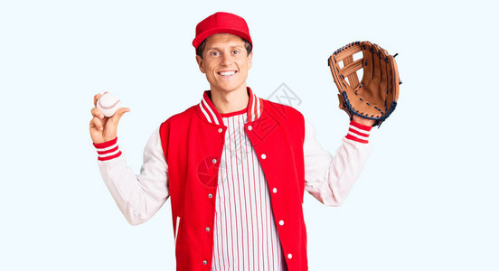 年轻英俊的男子穿着棒球服图片