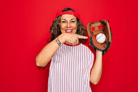 中年高级女穿着棒球装备球和手套图片