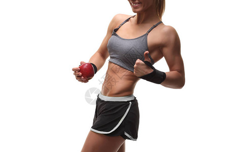 拿着红苹果的苗条肌肉女人图片