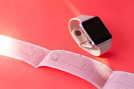 白色运动硅胶带上的智能手表图片