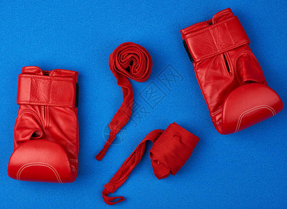 一双红色皮拳击手套和一条红色纺织弹绷带图片