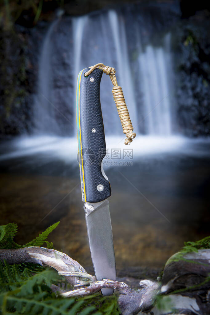 在瀑布附近野外生存和丛林生存的刀具图片